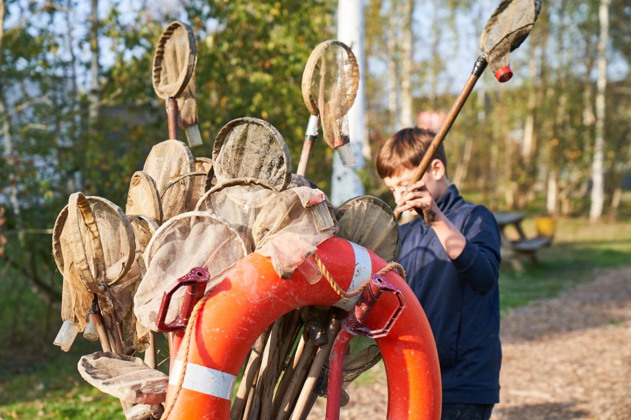 Leerling neemt een schepnetje