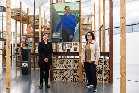 gouverneur Cathy Berx en kunstenaar Naima Aouni bij de presentatie van het nieuwe portret