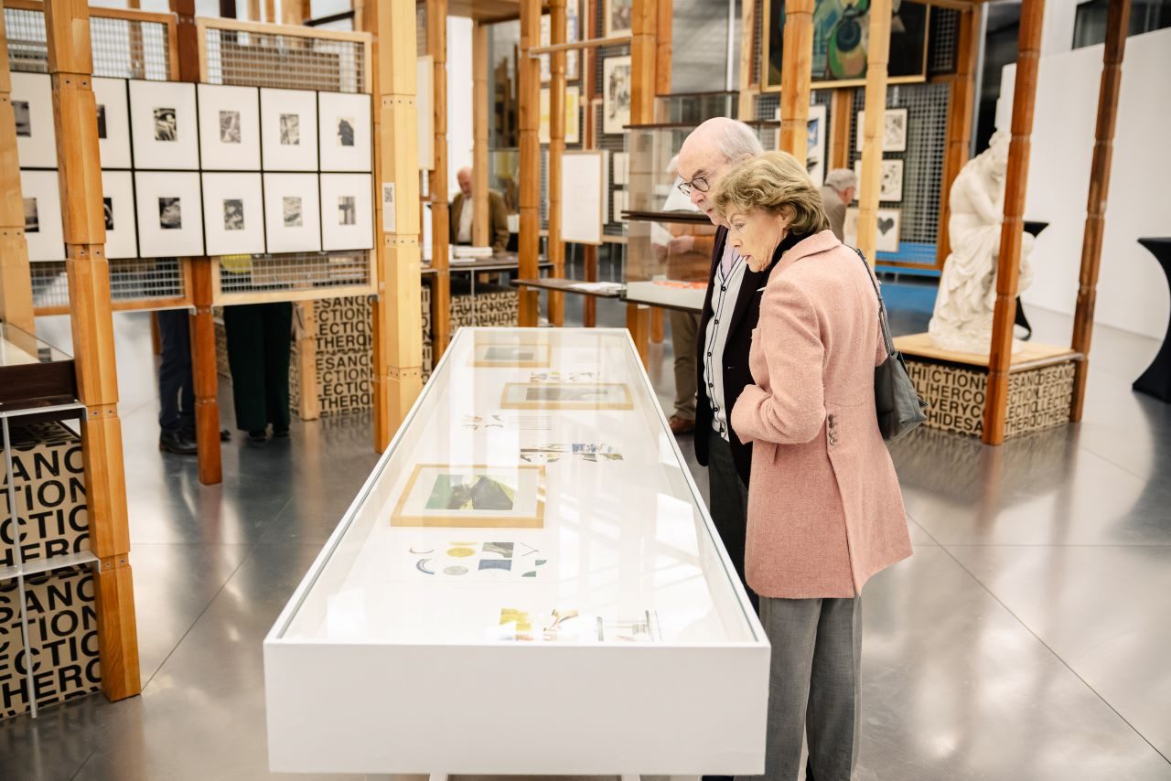 Vitrine met werk van Ephameron op de expo LETTEREN