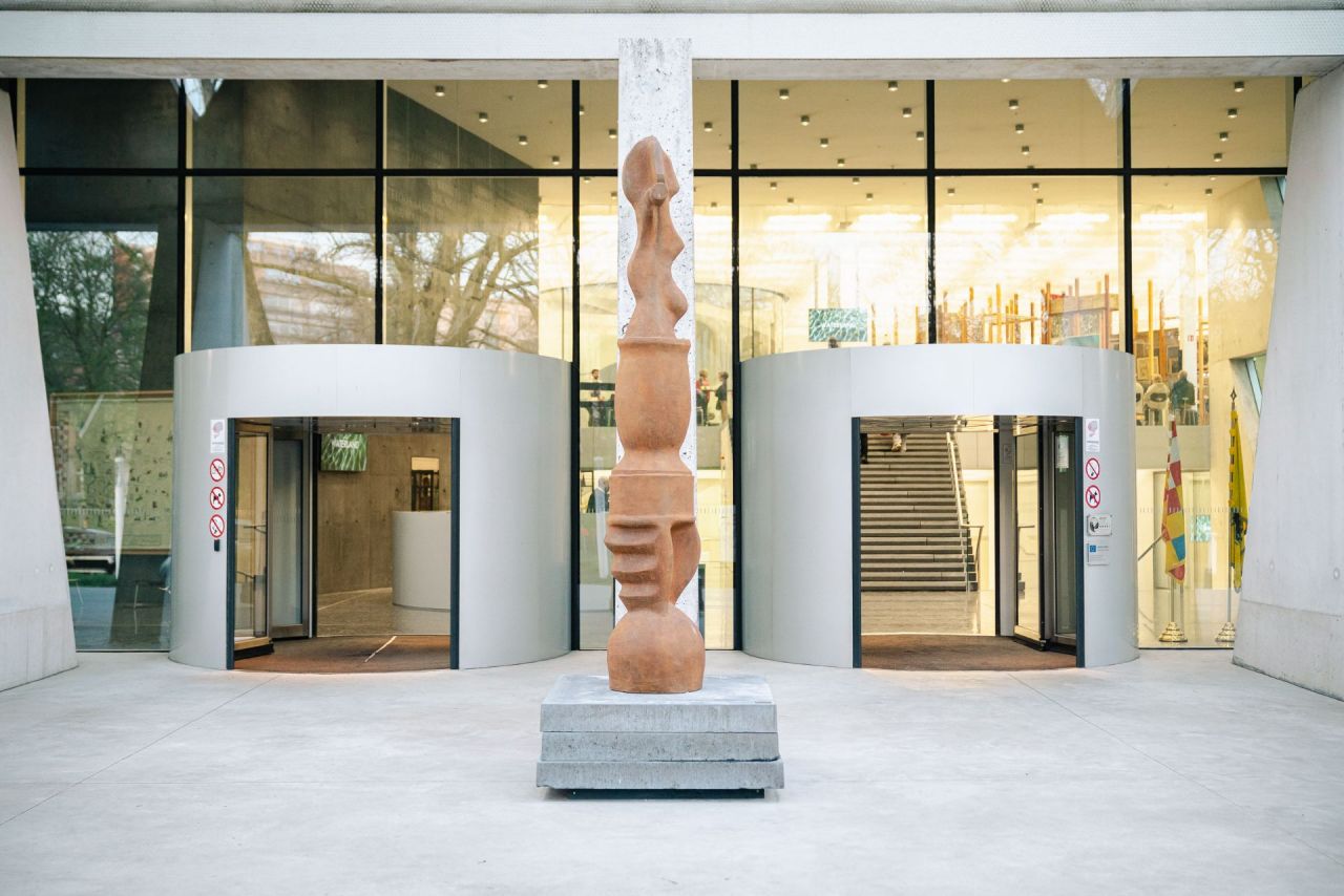 Sculptuur ‘Ancestor’ van Philip Aguirre