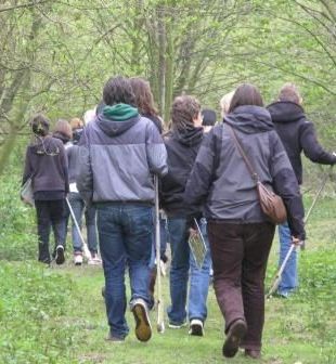 Leerlingen op weg naar de boorplaats voor Veldwerk bodem.