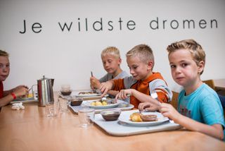 kinderen eten middagmaal