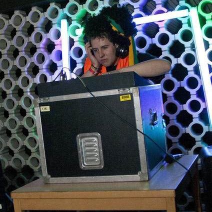 man bedient dj-set