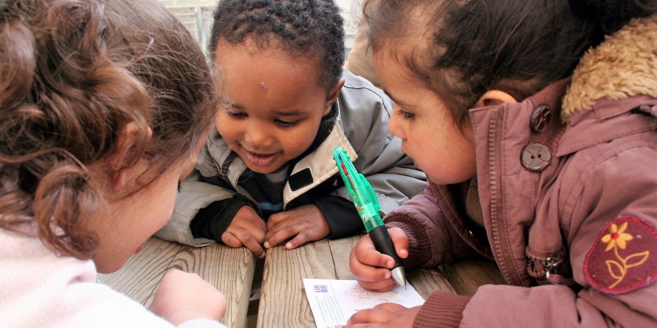 Kindjes spelen aan tafel