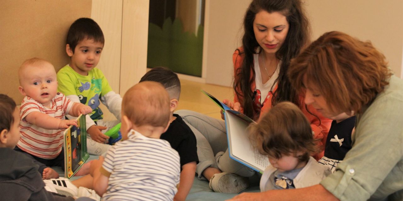 Kindjes met begeleiders en boekjes