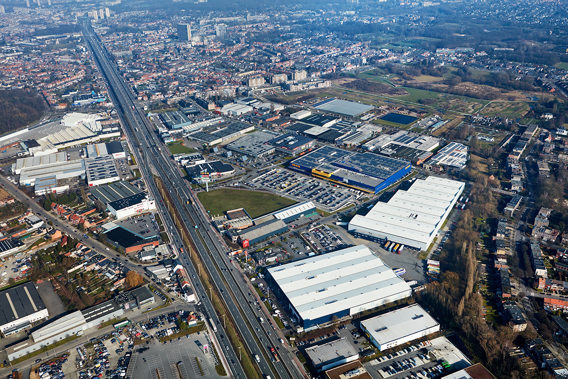 Luchtfoto van een steenweg met bedrijven