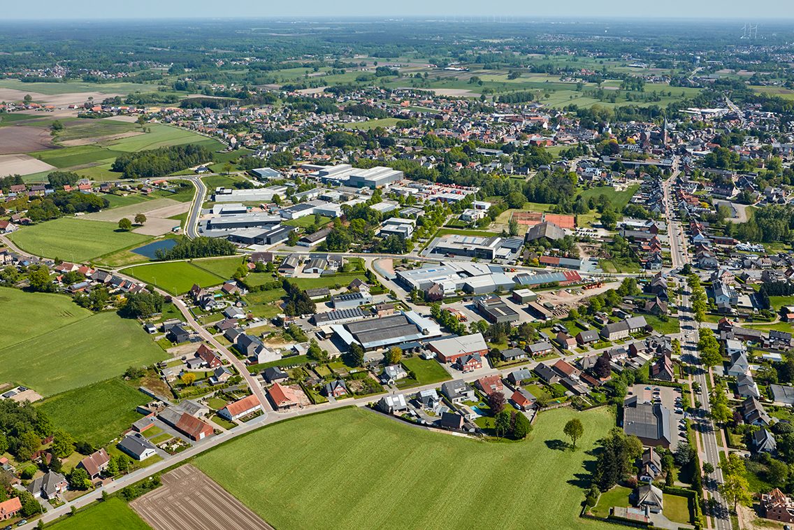 Luchtfoto van een gebied met verspreide grote winkels