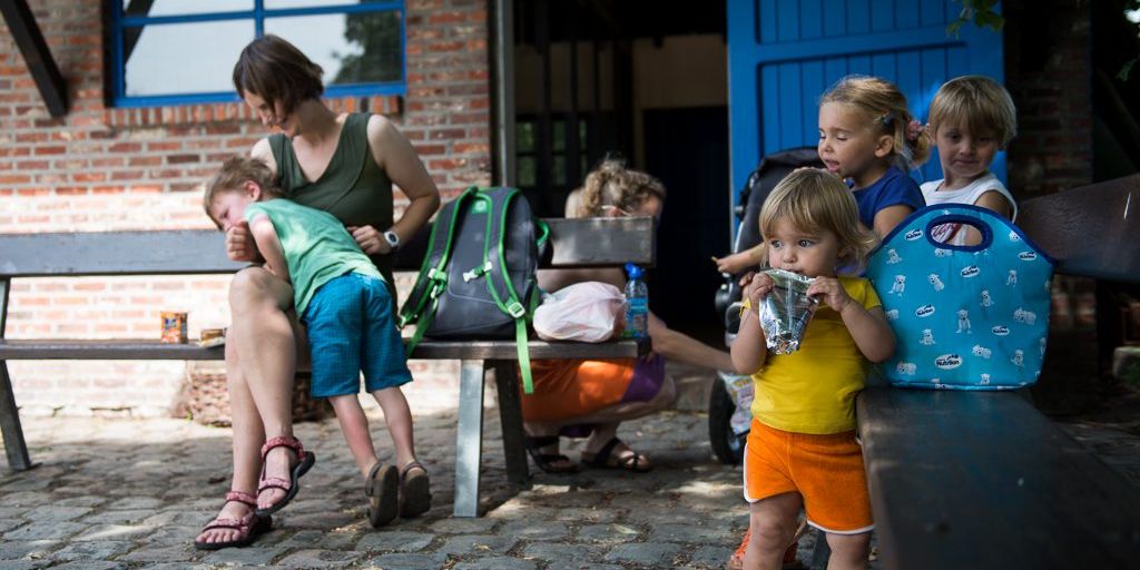 Spelende kinderen aan de boerderij van De Averegten