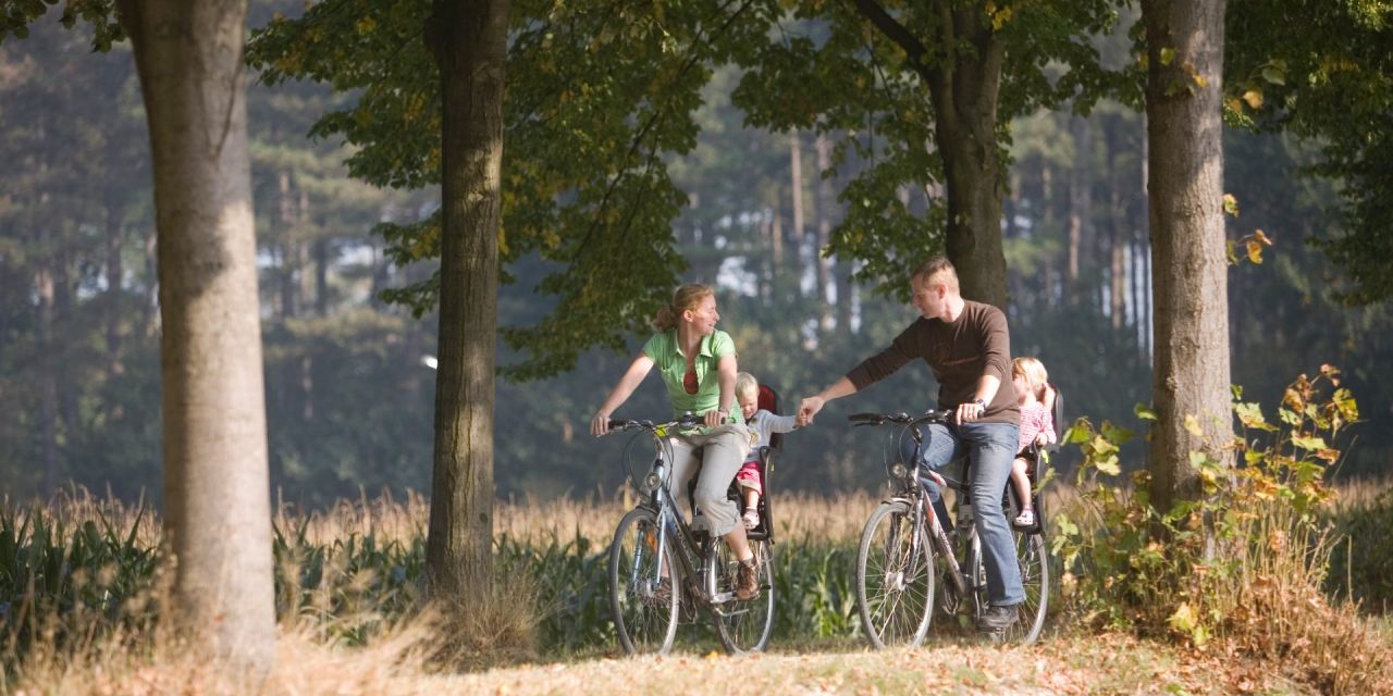 Fietsende familie