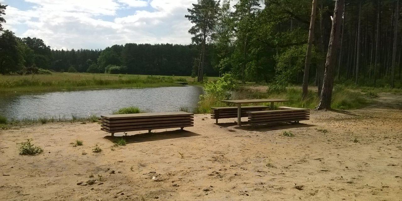 Hertberg vijver en zitbanken in Merode stijl