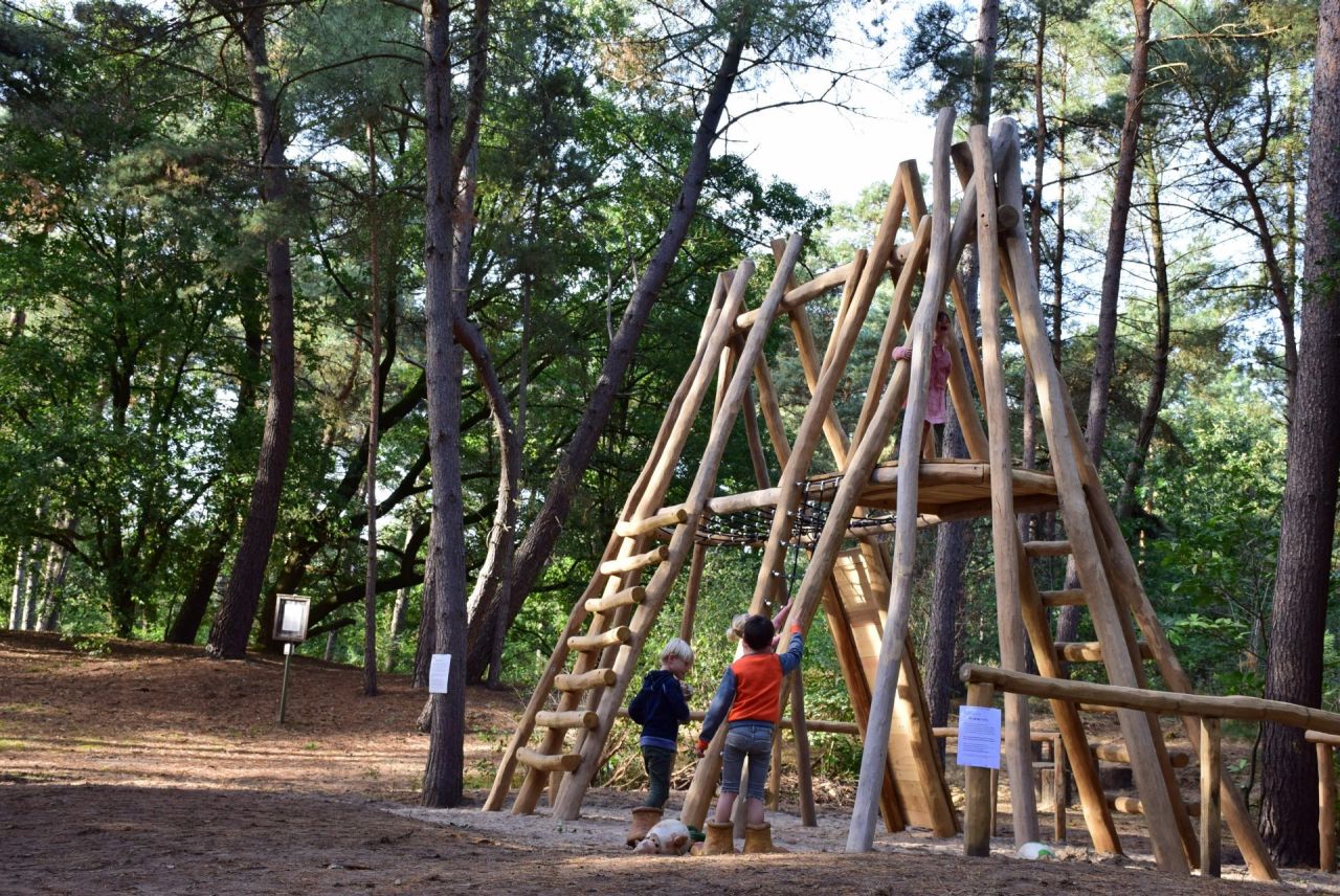 Kinderen op een speeltoestel in Hoge Mouw