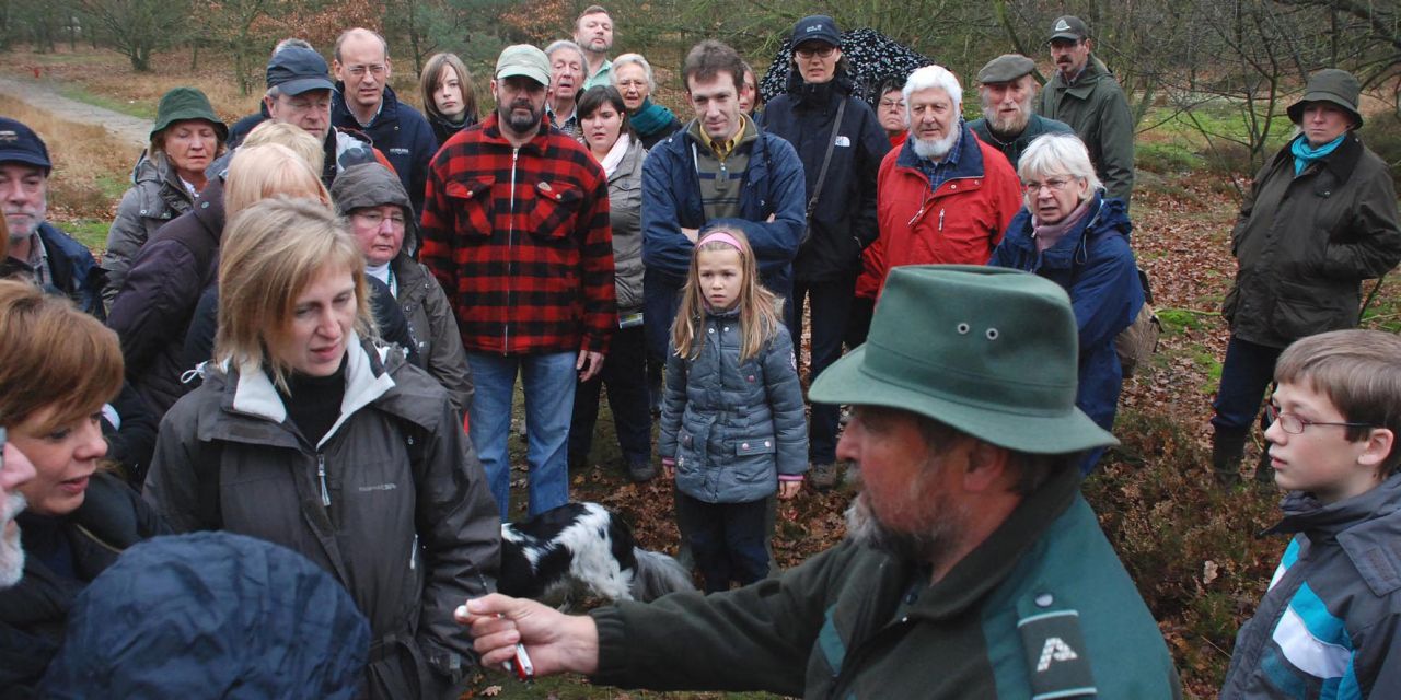 Gids geeft uitleg over een paddenstoel