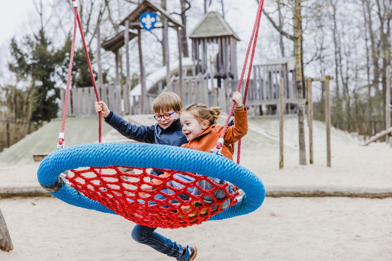 De kleinsten kunnen veilig ravotten in de speeltuin naast het Kasteel Rivierenhof
