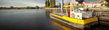 overzetboot aan kade in Sint-Amands