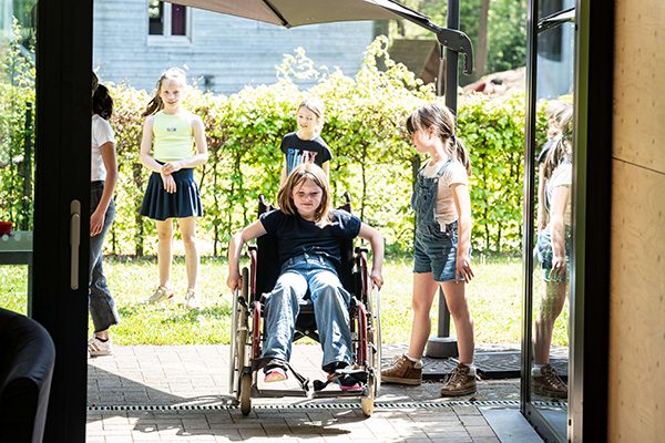 meisje in rolwagen