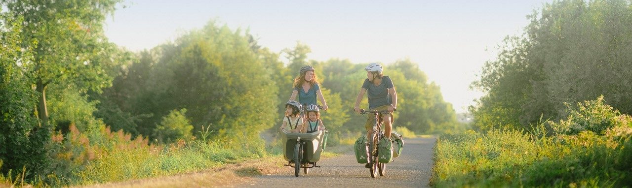 fietsend gezin