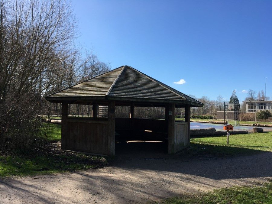 schuilhut bij het basketveld