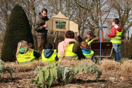 gids aan het werk tijdens een scholenwandeling in het Vrijbroekpark