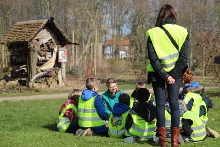 gids op stap met een klas in het Vrijbroekpark