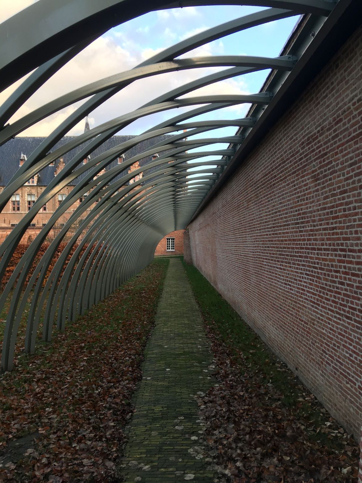wandelpad in de Tuin van het Aarstbisschoppelijk Paleis