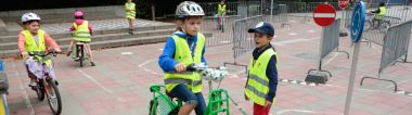 Kindjes die met hun fiets leren over het verkeer 