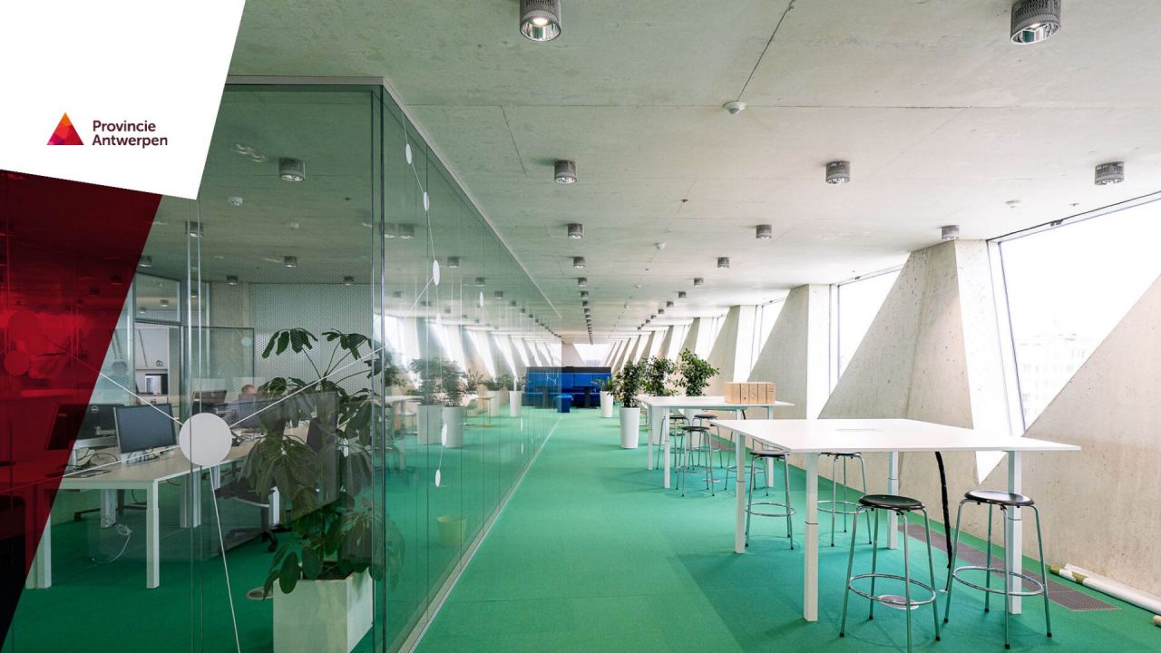 Teams_achtergrond_provinciehuis_binnen_logo