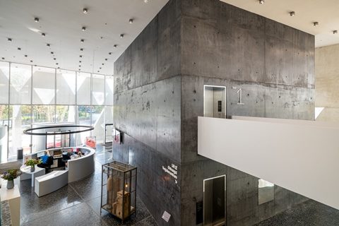 zicht op inkomhal provinciehuis met betonnen kern