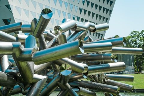 sfeerbeeld nieuw provinciehuis: parkomgeving met hydraulische sculptuur Bury