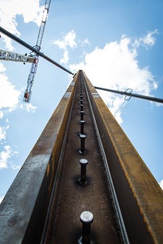 stalen kolom op de werf van het provinciehuis