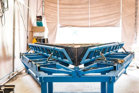 Voorbereiding driehoekig raam in tent-atelier op werf provinciehuis