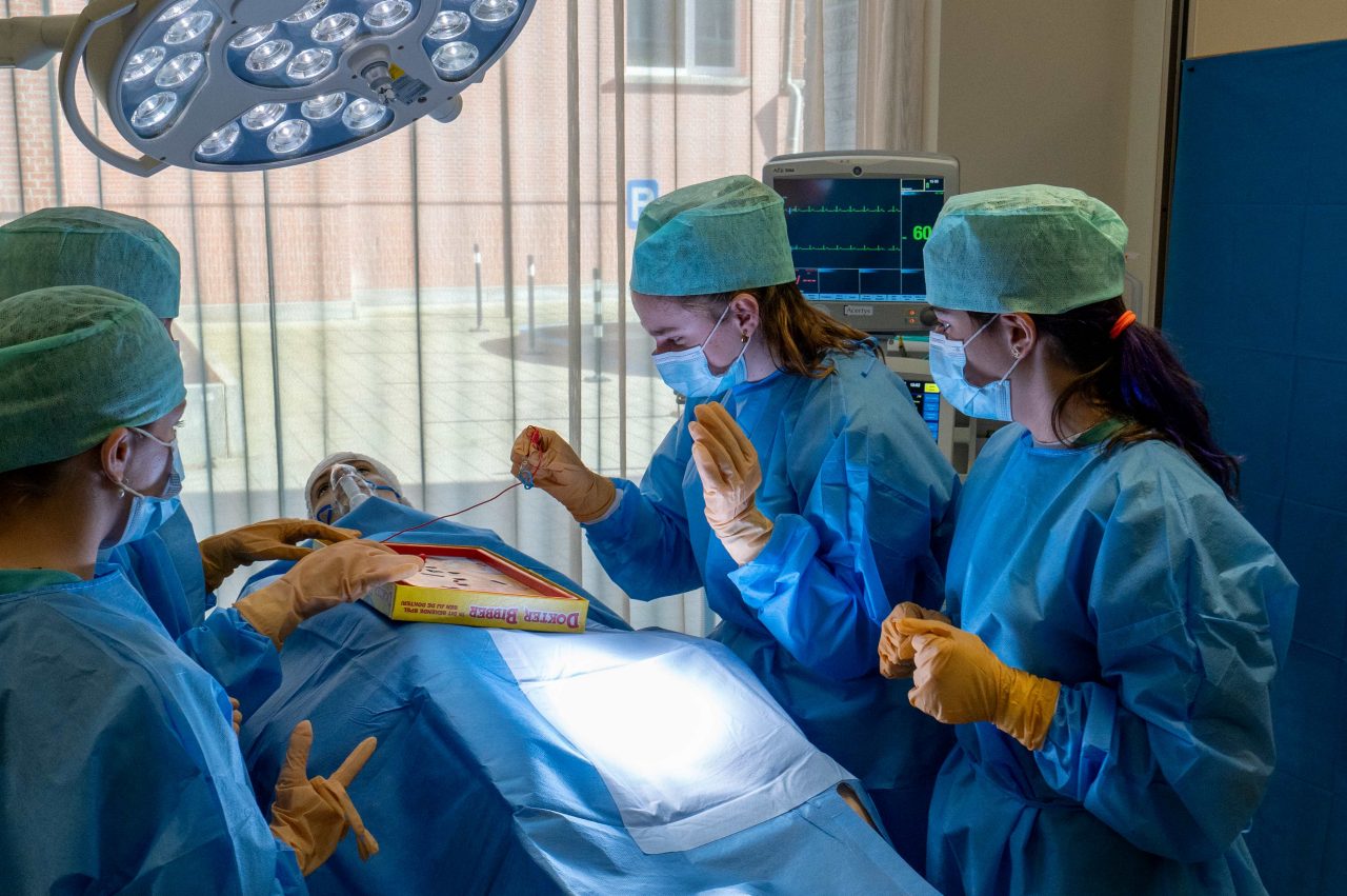 Leerlingen aan operatietafel AZ Herentals