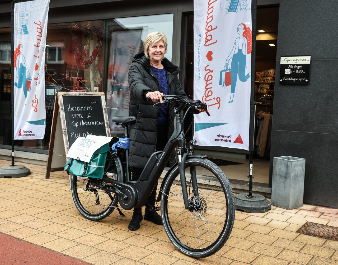 In Hulshout was Carine de gelukkige winnaar van een e-bike ©provincie Antwerpen