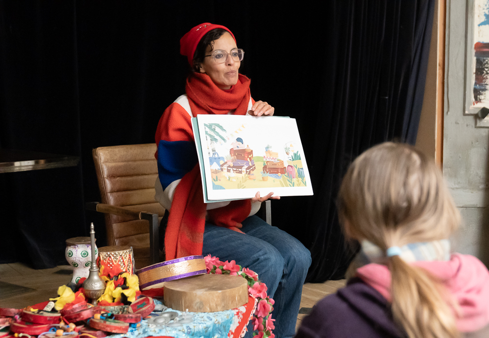Auteur leest haar boek voor aan kinderen