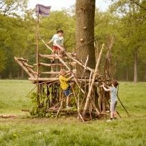 Spelende kinderen die een kamp bouwen