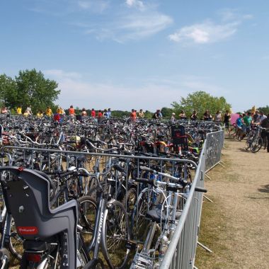 Een volle fietsenstalling op het Schorriemorrie-festival.